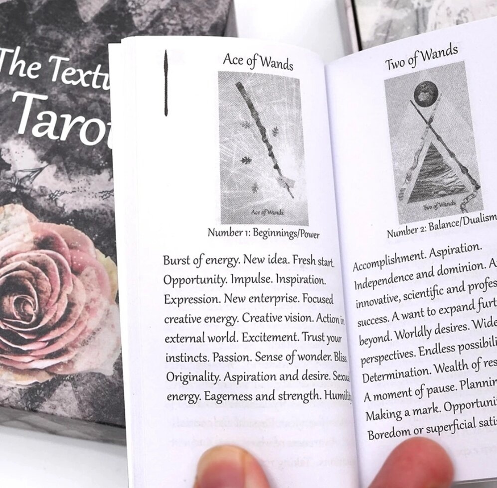 Текстуроване Таро. The Textured Tarot 78 карт з позолотою на зрізі у щільній коробці. Карти Таро.